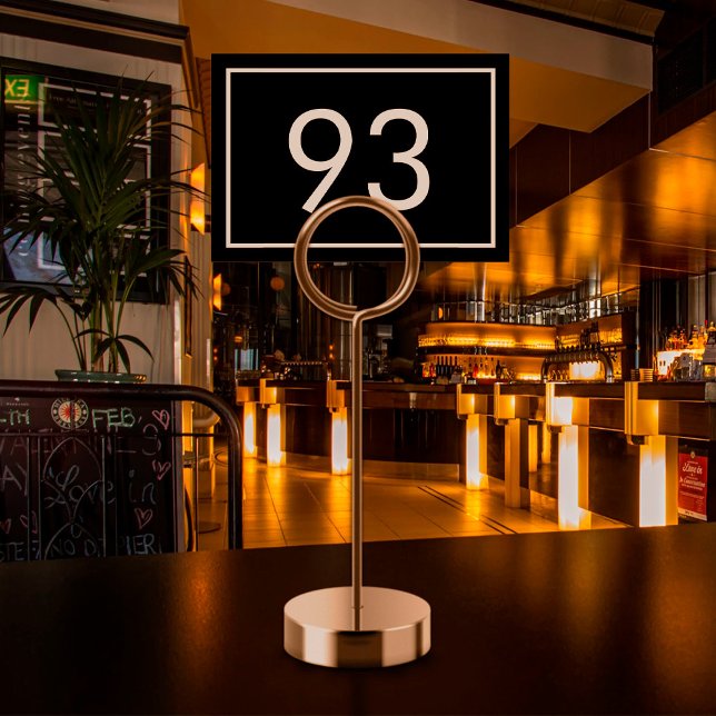 Minimalistisches Schwarz-weißes Textrestaurant Tischnummer (Black restaurant table number with white text)