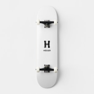 MINIMALISTISCHES SCHWARZES EIN-BUCHSTABEN-MONOGRAM SKATEBOARD