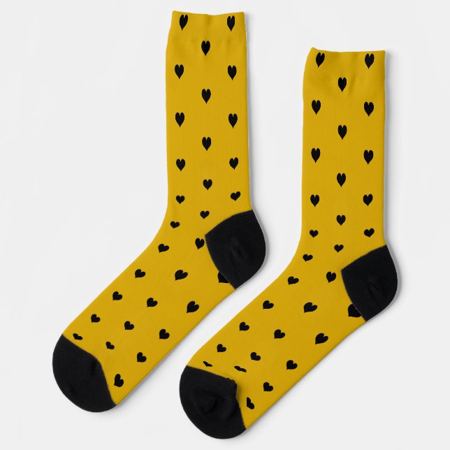 Minimalistisches Schwarzes Herzmuster auf Mustard  Socken (Linkes Detail)