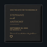Minimalistisches Schwarzes und Goldenes Herz Moder Magnet<br><div class="desc">Dieses Minimalistische Black and Gold Heart Save the Date Magnet ist eine stilvolle und elegante Art, Ihre kommende Hochzeit anzukündigen. Dieses moderne Design mit einem schwarzen Hintergrund und einem zarten Goldherz schafft einen zeitlosen Sake, den Ihre Gäste auf ihrem Kühlschrank als Erinnerung Ihres besonderen Tages präsentieren können. Die minimalistische und...</div>