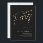 Minimalistisches Script Black und Gold 40. Geburts Einladung<br><div class="desc">Moderne minimalistische 40. Geburtstag Party Einladung bietet stilvolle Imitate goldene Folie Nummer handgeschriebene Drehbuch Forty und Ihr Party Details in klassischen Serif-Schriftart auf schwarzem Hintergrund,  einfach und elegant,  große Überraschung Erwachsenensteinladung zum Geburtstag von Männern und Frauen.</div>
