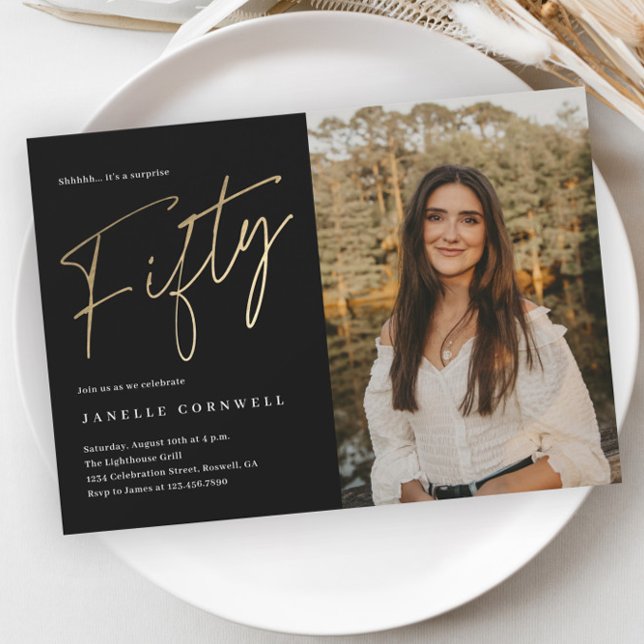 Minimalistisches Script Black und Gold 50. Geburts Einladung (Modern Script Black and Gold 50th Photo Birthday Party Invitation.)
