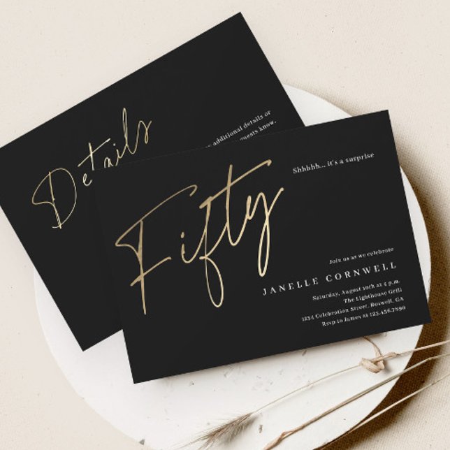 Minimalistisches Script Black und Gold 50. Geburts Einladung (Elegant black and gold modern script 50th birthday party invitations.)