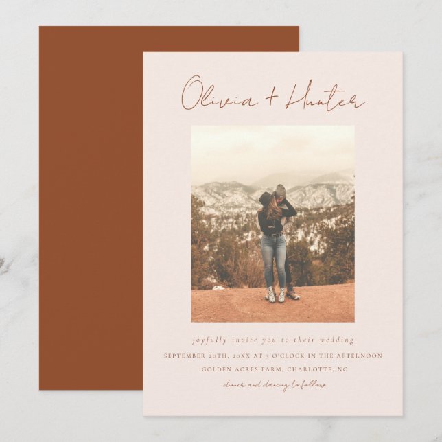 Minimalistisches Script Boho Terracotta Foto Weddi Einladung (Vorne/Hinten)