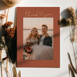 Minimalistisches Script Heart Wedding Foto Card Folieneinladung