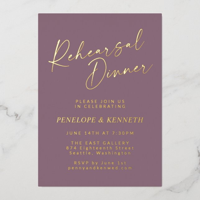 Minimalistisches Script Lila Gold Probe Dinner Folieneinladung (Vorderseite)