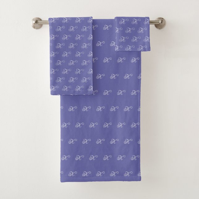 Minimalistisches Script Monogram Periwinkle Blue Badhandtuch Set (Insitu)