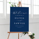 Minimalistisches Script Navy Blue Wedding Willkomm Poster<br><div class="desc">Herzlich willkommen zu Ihrer Veranstaltung mit diesem individuellen Begrüßungszeichen. Es enthält Skripte und einfache Typografie auf einem marineblauen Hintergrund. Personalisieren Sie diese,  indem Sie Ihre Daten hinzufügen. Dieses moderne Begrüßungszeichen ist perfekt für jedes Hochzeitsthema und jede Hochzeitszeit.</div>