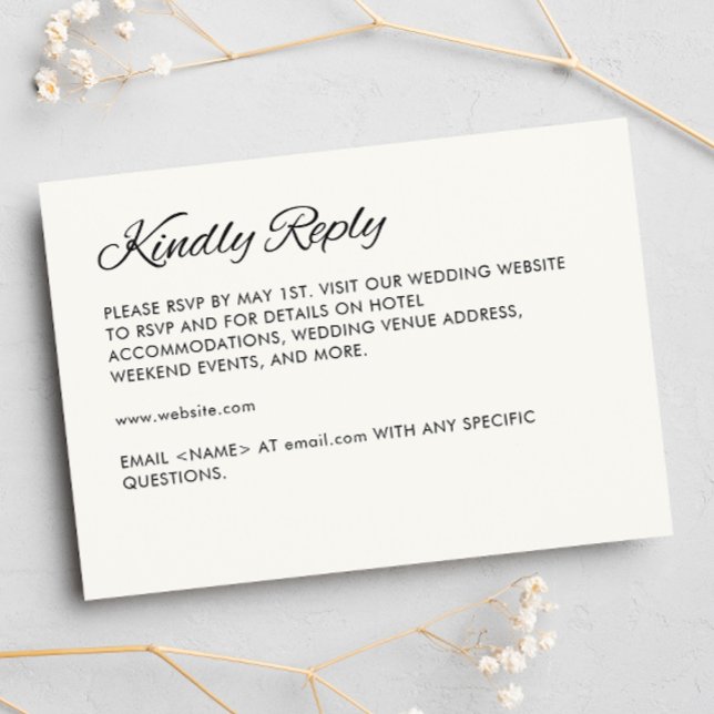 Minimalistisches Script Soft White Wedding RSVP Karte (Von Creator hochgeladen)