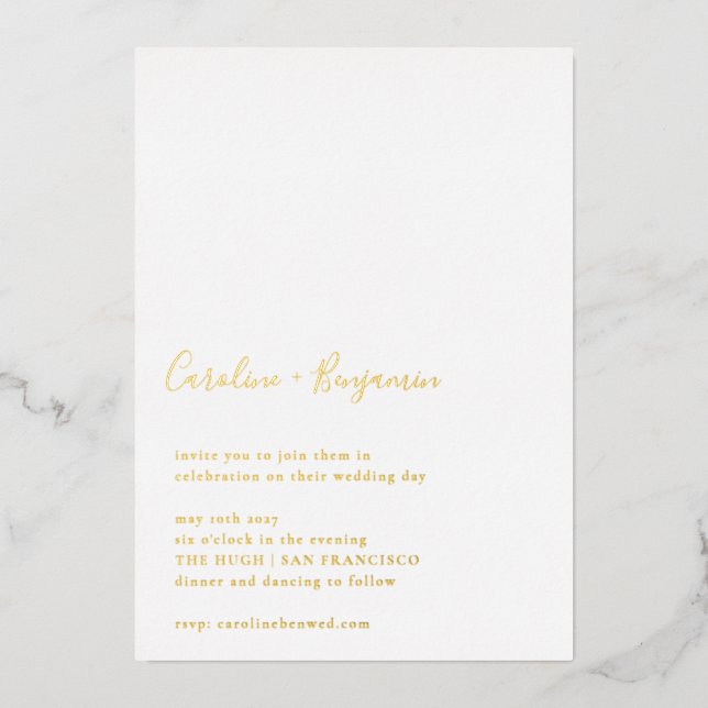 Minimalistisches Script White Modern Wedding Gold Folieneinladung (Vorderseite)