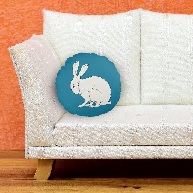 Minimalistisches Sitzen Weißes Kaninchenprofil Bla Rundes Kissen (Pretty fuzzy white sitting bunny rabbit on dark blue round throw decorative pillow.)