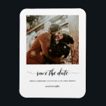 Minimalistisches Skript-Foto Save the Date Magnet<br><div class="desc">Modernes und elegantes Design bedruckt Minimalistisches Script Foto Speichern Sie das Date Magnet,  das mit Ihrem Text angepasst werden kann. Bitte klicken Sie auf den Button "Anpassen" und verwenden Sie unser Design-Tool,  um diese Vorlage zu ändern. Karo im Grafikdesign-Store für andere Produkte,  die diesem Design entsprechen!</div>