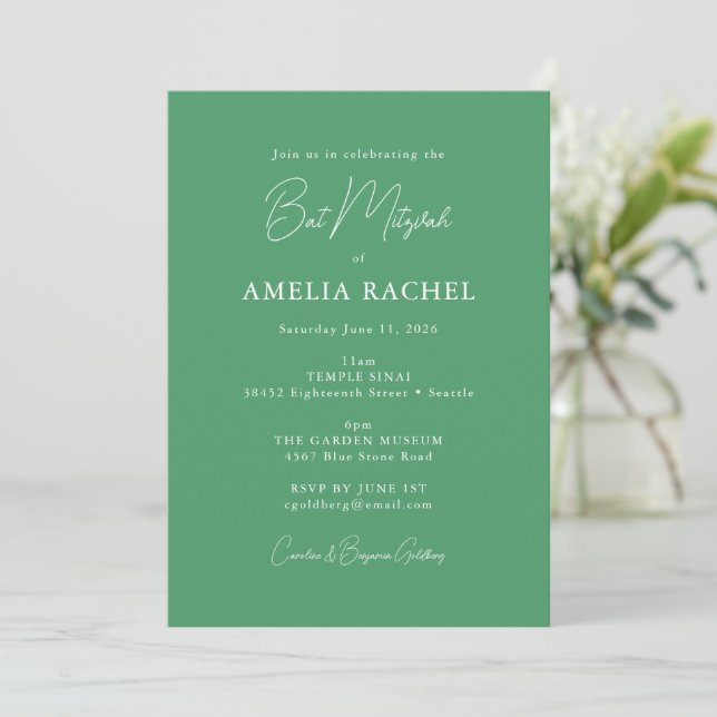 Minimalistisches Skript Moderner Bat Mitzvah Kelly Einladung (Stehend Vorderseite)