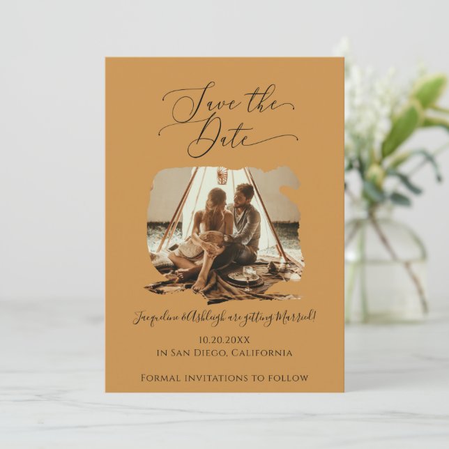 Minimalistisches Skript Pinsel Stroke Mustard Gold Save The Date (Stehend Vorderseite)