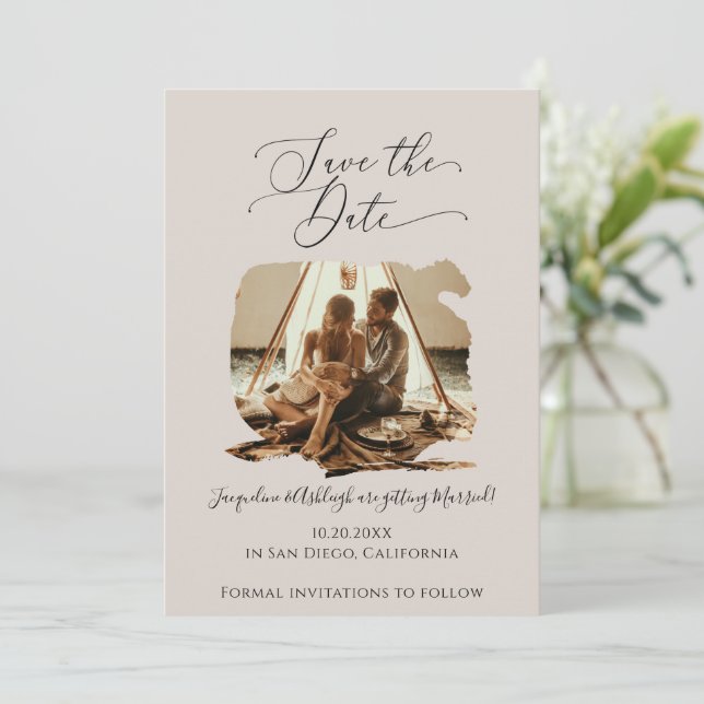 Minimalistisches Skript Pinselstrich Stroke Taupe  Save The Date (Stehend Vorderseite)