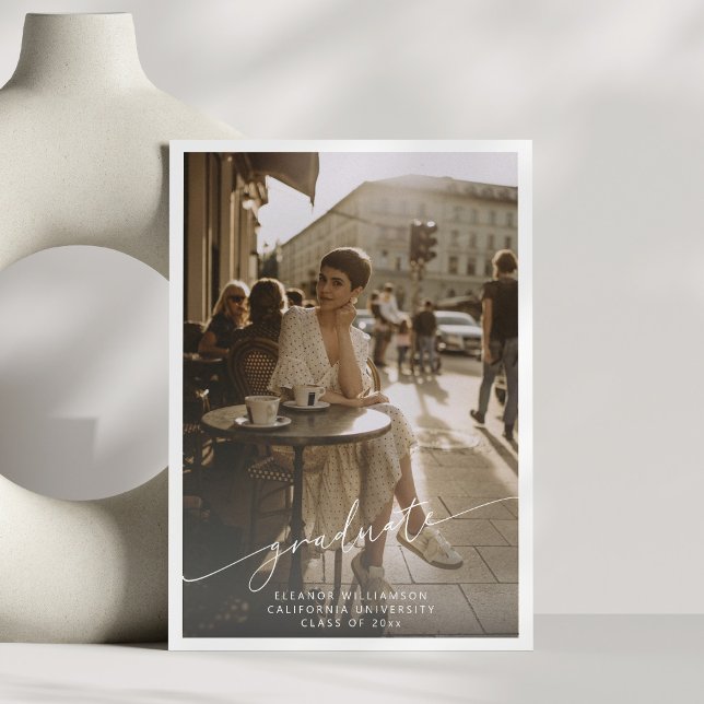 Minimalistisches SkriptWhite Overlay-Foto-Abschlus Ankündigung (Von Creator hochgeladen)