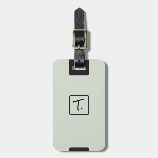 Minimalistisches Soft Sage mit schwarzem Monogramm Gepäckanhänger (Vorderseite vertikal)