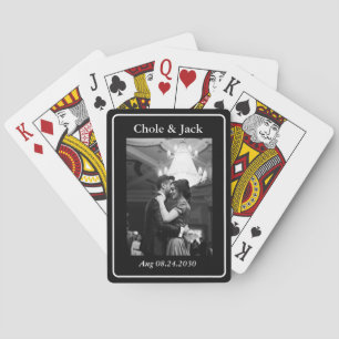 Minimalistisches Spiel eins Schwarz-Weiß-Foto von Spielkarten