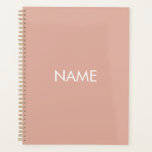 Minimalistisches staubrosa, benutzerdefiniertes Ja Planer<br><div class="desc">Minimalistische staubige Rosa und Weiß individuelle Name Text Monogramm Initialen einfache moderne elegante personalisiert Planner. Vollständig anpassbarer weißer Text auf staubrosafarbenem,  schlichtem Hintergrund. Sie können sie mit Firmennamen oder Firmennamen,  Jahr,  Initialen,  Monogramm usw. personalisieren</div>