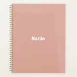 Minimalistisches staubrosa benutzerdefiniertes Tex Planer<br><div class="desc">Minimalistische staubige rosa benutzerdefinierte Text Jahr Monogramm einfache moderne elegante personalisierte Agenda,  Planner. Vollständig anpassbarer weißer Text,  oder Sie können ihn einfach löschen,  auf staubigen rosa soliden Farbhintergrund. Sie können ihn mit Ihrem Namen,  Monogramm,  Initialen,  Jahr oder benutzerdefinierten Text anpassen.</div>