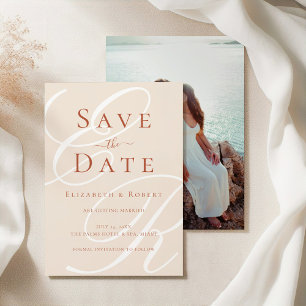 Minimalistisches Terrakotta-Monogramm und Foto zur Save The Date