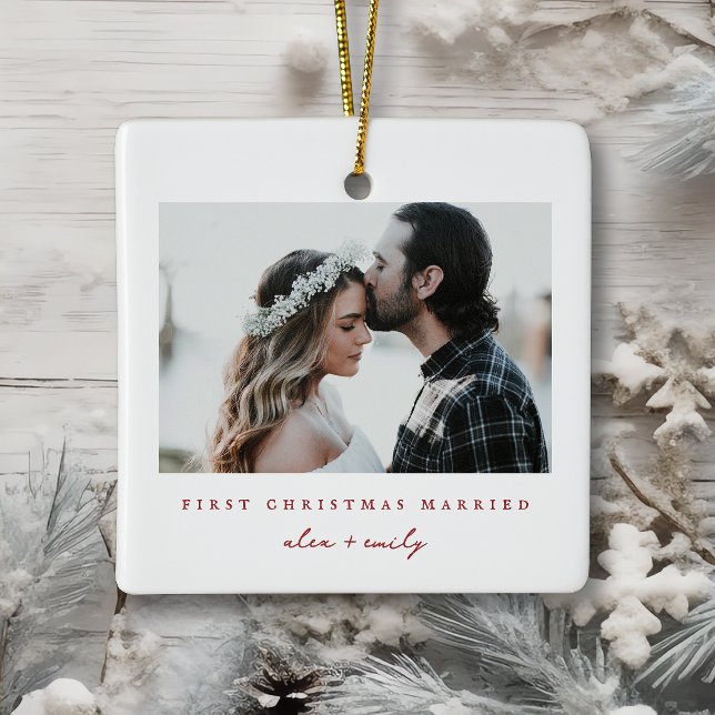 Minimalistisches Verheiratetes Foto Keramikornament (Minimalist First Christmas Married Photo Ceramic Ornament - Front features Photo + Names)