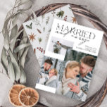 Minimalistisches Verheiratetes und freundliches fr Feiertagskarte<br><div class="desc">Mit unserer atemberaubenden neuen Minimalistischen Verheirateten und Merry Newlywed Foto Holiday Card präsentieren wir Ihnen ein modernes Design mit eleganter Typografie und drei hochgeschätzten Fotos in Schwarz und Weiß. Die minimalistische Front wird durch ein warmes, festliches botanisches Wassermuster auf der Rückseite ergänzt, das Kieferngrün, Eukalyptus, Kiefernzapfen, Zimt und Beeren zeigt....</div>
