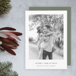 Minimalistisches Weihnachts-Einfache Schwarz-Weiß- Feiertagskarte<br><div class="desc">Eine stilvolle Minimal-Foto-Urlaubskarte mit klassischer Typografie "Frohe Weihnachten" in Schwarz auf einem schlichten, minimalistisch-weißen Hintergrund und einem grauen Waldgrün auf der Rückseite. Das Foto, der Gruß und der Name können leicht für eine persönliche Touch angepasst werden. Ein einfaches, minimalistisches und zeitgenössisches Weihnachtsdesign, das sich in dieser Urlaubssaison auszeichnet! Das abgebildete...</div>