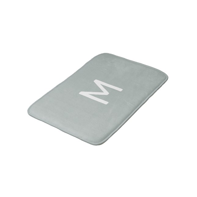 Minimalistisches weißes Monogramm auf Grau Badematte (Schrägansicht)