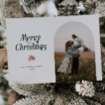 Minimalistisches White Arch Frohe Weihnachten Foto<br><div class="desc">Minimale und saubere Weihnachtsfotokarte mit weißem Bogen-Rahmen mit Typografie-Text,  der "fröhliche Weihnachten" mit einer einfachen Illustration roter Beeren sagt.</div>