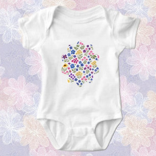 Minimalistisches Wildblumen-Nahtlosmuster auf Weiß Baby Strampler
