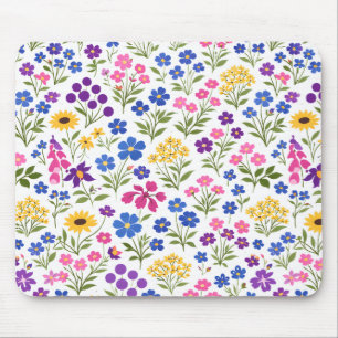 Minimalistisches Wildblumen-Nahtlosmuster auf Weiß Mousepad