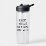 Minimalistisches Zitat Trinkwasser mit einem Namen Trinkflasche<br><div class="desc">Anpassbarer Text,  um Ihre eigene lustige oder Lieblings-Zitat schreiben oder behalten existieren,  um Sie oder Ihre Lieben zu ermutigen,  mehr Wasser zu trinken "Name,  Sie sind kein Kamel. Trinkwasser!"</div>