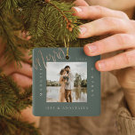 Minimum Modern Married & Merry Gold Script 2 Foto Keramikornament<br><div class="desc">Minimum and modern Einzelfoto von keepsake foto ornament to commemorate your first Christmas married. The design feature a minima design with a square foto design to display your special wedding foto. "Married & Merry", year and paar's name displayed in a simple modern design around the foto. Two foto ornament with...</div>