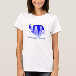 Minneapolis-Schönheit in Blauem und in weißem T-Shirt