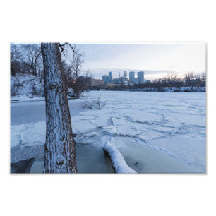 Minneapolis-Skyline und eisgezogener Fluss Fotodruck