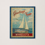 Minnesota Sailboat Vintage Reise Puzzle<br><div class="desc">Diese Grüße von Minnesota Vintage Reise nautische Design verfügt über ein Boot,  das auf dem Wasser mit Möwen segeln und einen blauen Himmel gefüllt mit prächtigen puffigen weißen Wolken.</div>