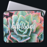 Mint Green Cactus succulent Foto Blossom Script Laptopschutzhülle<br><div class="desc">Kakteen gedeihen unter den härtesten Wüstenbedingungen. Genießen Sie die Kraft in diesem schönen, rosa gekachelten, minzgrünen, blühenden Kakteen-Foto, wenn Sie diesen einzigartigen, fotografischen Neopren-Laptop-Sleeve verwenden. Dieser Ärmel ist in drei Größen erhältlich: 15", 13" und 10". Ein tolles Geschenk für jemanden, der etwas Besonderes ist! Sie können leicht personalisieren diese neopren...</div>