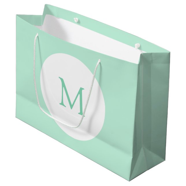 Mint Green Color Monogram Modern Elegant Trendy Große Geschenktüte (Vorderseite Schrägansicht)