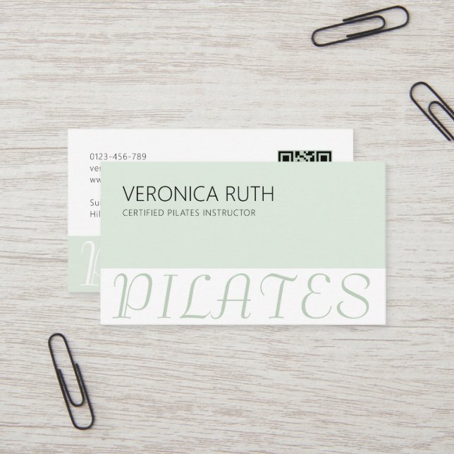 Mint Green Elegant Minimalistisch Pilates QR Code Visitenkarte (Vorderseite/Rückseite Beispiel)