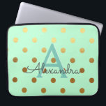 Mint Green & Gold Foil Polka Dots Monogramm Laptopschutzhülle<br><div class="desc">Mint Green und Gold Foil Polka Dots Elegant Monogram Case. Dieser Fall kann so angepasst werden,  dass er Ihren Anfangs- und Vornamen enthält.</div>