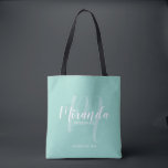 Mint Green Modern Script Personalisiert Bridesmaie<br><div class="desc">Fügen Sie Ihrer Hochzeit eine persönliche Touch mit personalisierten Brautmeistern Geschenktüte hinzu. Diese Tote-Tasche zeigt den personalisierten Namen der Brautjungfrau in der modernen Schrift-Schriftart-Stil und Monogramm in hellgrün modernen Drehbuch-Schriftart-Stil als Hintergrund mit Titel und Hochzeit Datum in weiß modernen sans Serif Schriftart Stil auf mint grüne Hintergrund. Auch perfekt für...</div>