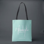 Mint Green Modern Script Personalisiert Bridesmaie<br><div class="desc">Fügen Sie Ihrer Hochzeit eine persönliche Touch mit personalisierten Brautmeistern Geschenktüte hinzu. Diese Tote-Tasche zeigt den personalisierten Namen der Brautjungfrau in der modernen Schrift-Schriftart-Stil und Monogramm in hellgrün modernen Drehbuch-Schriftart-Stil als Hintergrund mit Titel und Hochzeit Datum in weiß modernen sans Serif Schriftart Stil auf mint grüne Hintergrund. Auch perfekt für...</div>