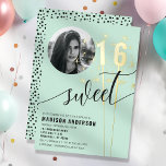 Mint Green Sparkler Sweet 16 Geburtstag Foto Folieneinladung<br><div class="desc">Feiern Sie mit dieser schönen Minzgrün-Einladung eine fabelhafte Süße 16 mit funkelnden Akzenten und einem individuell gestaltbaren Foto. Diese Einladung eignet sich perfekt für einen Geburtstag, denn sie enthält Foliendetails, die eine Touch von Eleganz und Charme verleihen. Personalisieren Sie es mit dem Namen des Geburtstagsmädchens, den Party-Details und einem beliebten...</div>