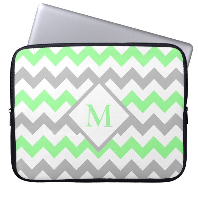 Mintgrün-graues Chevron-Muster-Monogramm Laptopschutzhülle (Vorderseite)