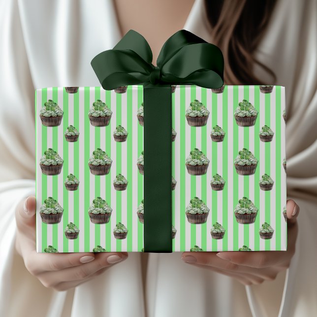 Mintgrüne gestreifte Kleeblatt-Cupcake-St.-Patrick Geschenkpapier (Von Creator hochgeladen)