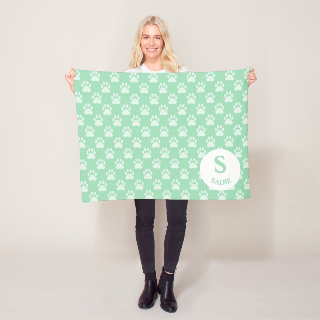 Mintgrüne Pfotenabdrücke Muster mit Monogramm & Na Fleecedecke (Beispiel)