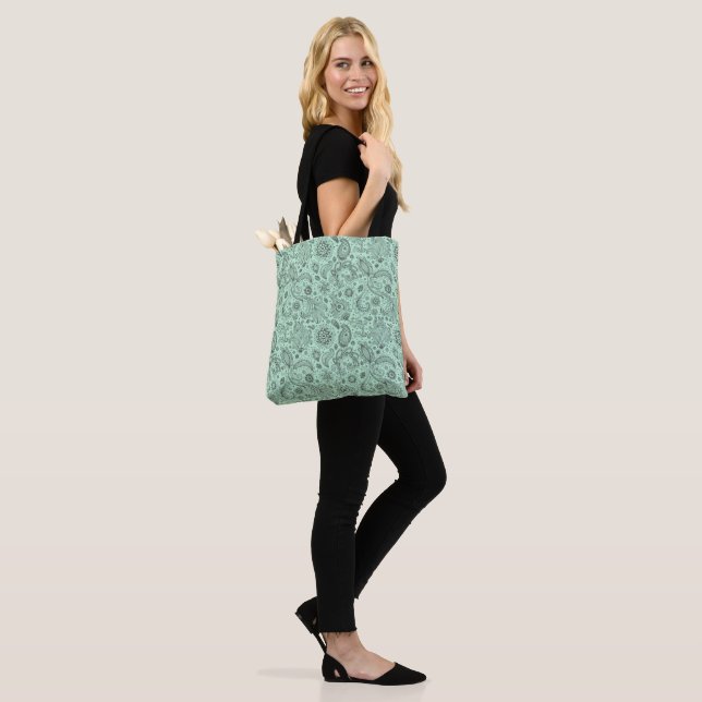Mintgrüner Batik-Boho-Stil floraler Paisley-Muster (Am Model)