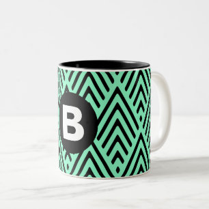 Mintgrüner trendiger Chevron-Muster-Monogramm Zweifarbige Tasse