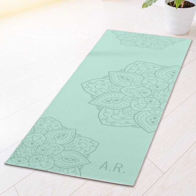 Minty Teal Decorative Modern Mandala With Initials Yogamatte (Von Creator hochgeladen)